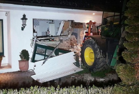 Einbrecher rasen mit Traktor in Hauswand