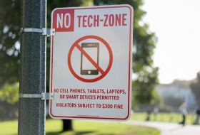 Keine Smartphones: In dieser Stadt hängen die ersten “Technik verboten“-Schilder