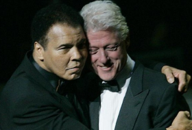 Ex-Präsident Clinton hält Alis Grabrede
