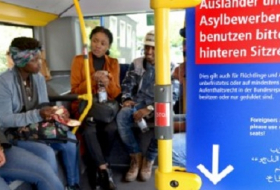 Asylbewerber müssen im Bus hinten sitzen ??