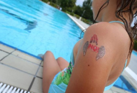 Ein Klebe-Tattoo zum Schutz vor sexuellen Übergriffen