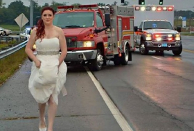 Ersthelferin beim Autounfall im Brautkleid