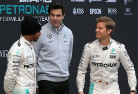 Hamilton jagt Rosberg, Mercedes zittert