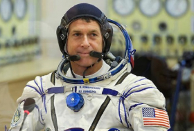 US-Astronaut wählt im Weltall