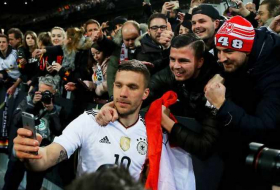 Famoser Podolski übertrifft sich selbst