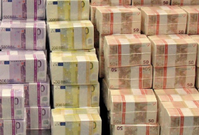 Schweizer holen ihr Geld von der Bank und horten Bargeld