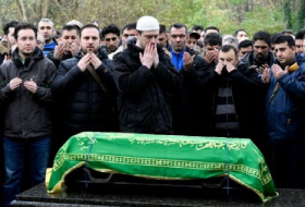 Getöteter Mohamed unter großer Anteilnahme beigesetzt
