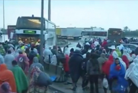 Erste Flüchtlinge aus Budapest in Österreich eingetroffen - VIDEO
