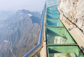 China eröffnet längste und höchste Glasbrücke