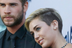 Miley Cyrus posiert mit Fanshirt ihres Ex-Freundes