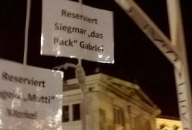 Pegida-Anhänger errichten Galgen für Merkel und Gabriel