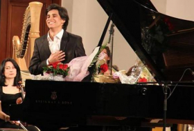 Pianist aus Aserbaidschan spielt beim Linnicher Kultursommer
