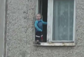 Unbeaufsichtigtes Kind wagt sich im 7. Stock auf Fenstersims  