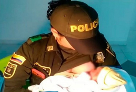 Neugeborenes im Wald ausgesetzt – Polizistin stillt sie und wird zur Lebensretterin