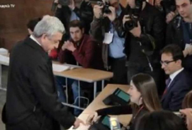 Sargsyan hat sich wieder blamiert - Gerät hat ihn nicht identifiziert (VIDEO)