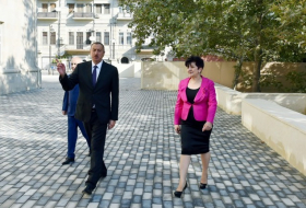 Präsident besucht im Sabayil Rayon von Baku die Mittelschule
