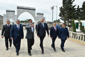 Präsident Ilham Aliyev besucht Moschee “Rahima Khanym”