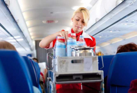 Mediziner erklärt, warum man auf einem Flug keine Cola trinken sollte