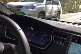 Software-Fehler: Teslas Auto-Pilot lenkt in den Gegenverkehr- VIDEO