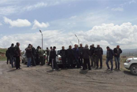 Arbeiter in Armenien verlangen ihren Lohn von der russischen Militärbasis