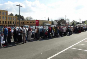 Türken bilden lange Warteschlangen vor den Wahllokalen in Deutschland