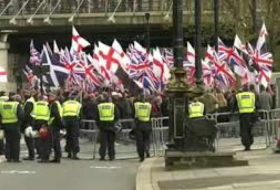 London unter Protesten: Rechtsextremisten und Antifaschisten mitten in der Stadt
